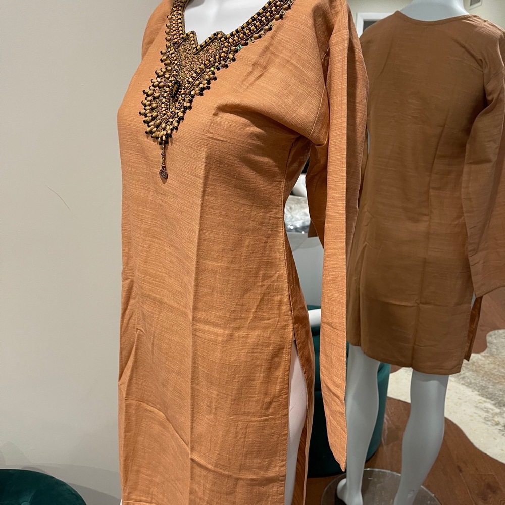 Small Solid Color Kurta With Beaded Neckline - image 3